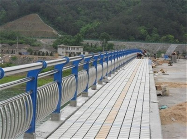 本溪不锈钢桥梁护栏的特性及其在现代建筑中的应用