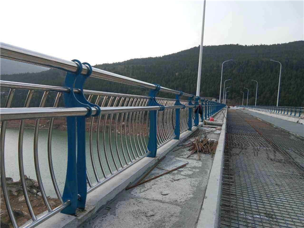 本溪不锈钢桥梁护栏防腐措施的重要性及实施策略